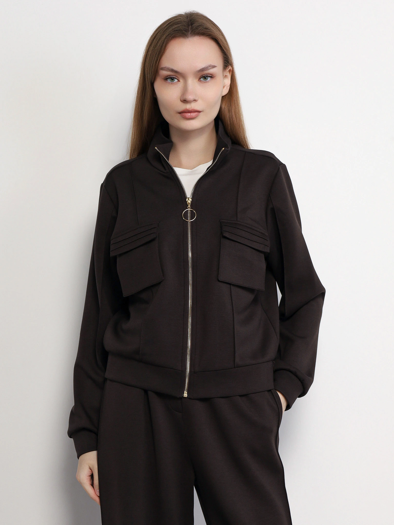 Куртка трикотажная темно-коричневого цвета с накладными карманами